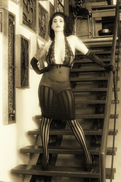 Busty goth Arabelle Raphael shows her big butt and pussy in sexy stockings 59879468