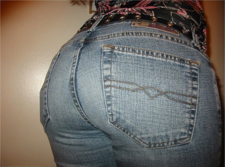 Teen amateur Meganqt sports wavy hair during candid non nude action 44635798