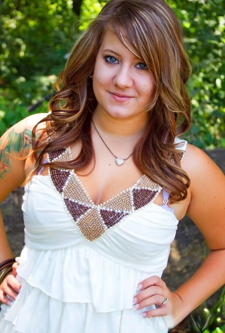 Chubby amateur Brittany bares her natural tits and thong clad ass in the woods 30364221