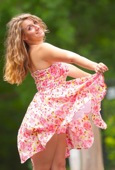 Chubby beauty Roxie lifts her summer dress to flash naked upskirt outdoors 31122908