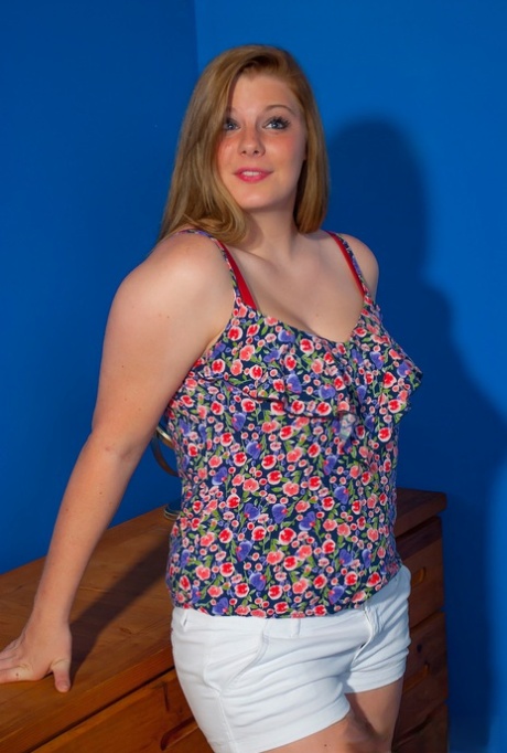 Chubby amateur girl Jessica Case strips her clothes off and shows a nice rack 71176814