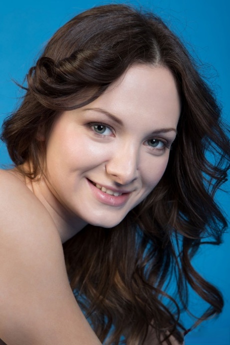 Flexible brunette Dasha exposing her beautiful feet and holes all at once 89389868