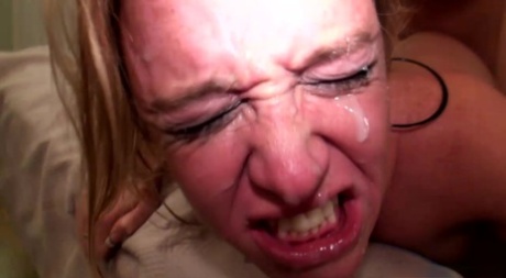 Amateur chick Dee Siren scrunches up her face during a hard double penetration 26678039