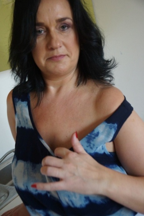 Older housewife Ria Black strips after washing up dishes to finger her pussy 92389756
