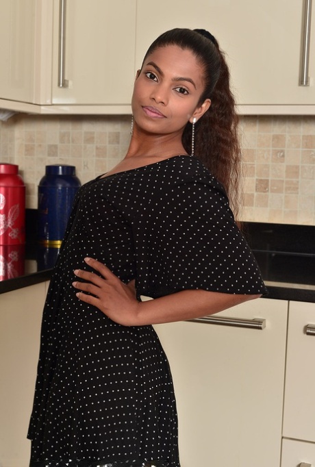 Black MILF Alishaaa Mae takes off her dress and pretties in the kitchen 65127207