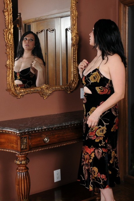 30 plus woman Summer Avery gets totally naked in front of a gilded mirror 80721972