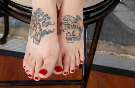 Brunette chick Bobbi Dylan takes a cumshot on her tattooed feet after a fuck 46092647