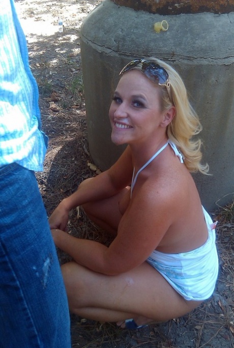 Amateur chick Dee Siren sucks off a stranger after sex in a public park 22002006