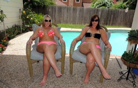 White lesbians Dee Siren & Virgo Peridot go ass 2 ass before fingering pussies 65433377