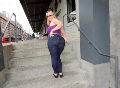 Fat amateur Dee Siren fingers fucks before being fisted inside a vehicle 45401055