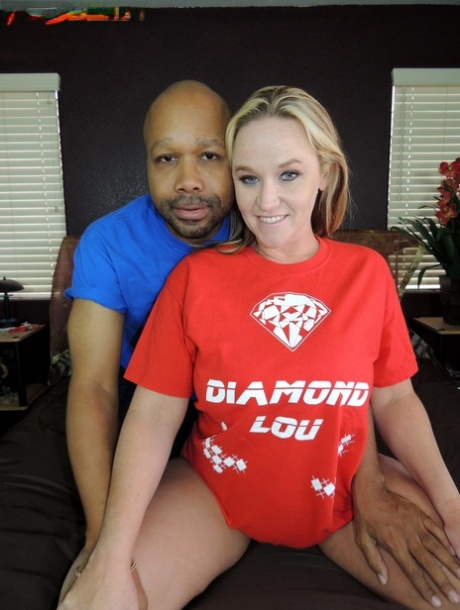 Blonde amateur Dee Siren shows her boobs before being joined by Diamond Lou 54115730