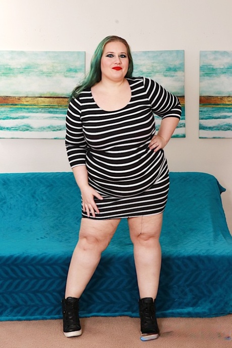 Obese woman Becki Butterfly parts her pussy lips while naked in sneakers 72184822