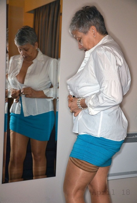 Hot granny Savana spreading wide open in cotton panties to flash mature pussy 16708349