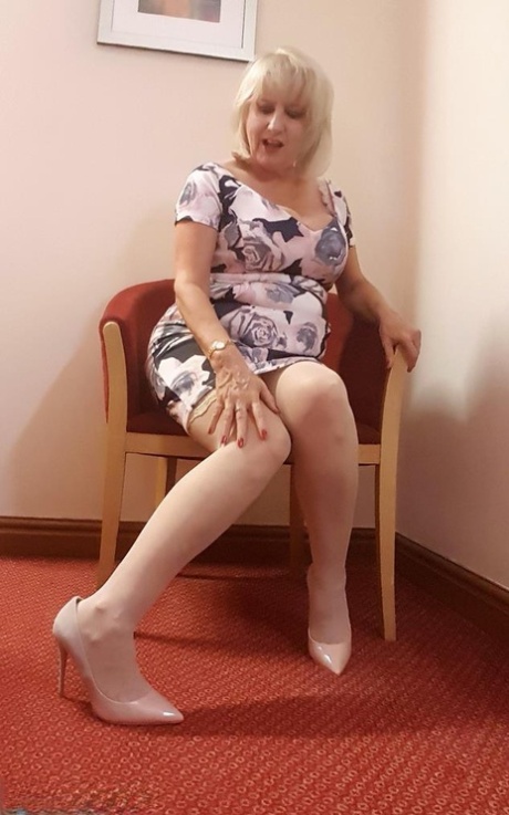 Hot mature blonde Lorna Blu exposes her big BBW tits & bald pussy on her knees 92607406