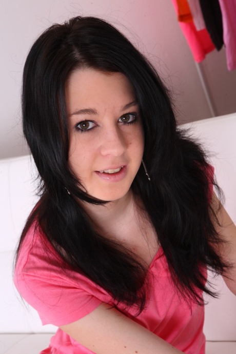 Dark haired teen Linda gets totally naked prior to masturbating 65743582