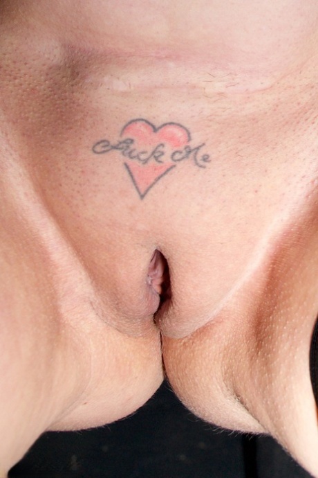 Mature fatty Speedy Bee uncovers her large tits before masturbating in a bar 30910864