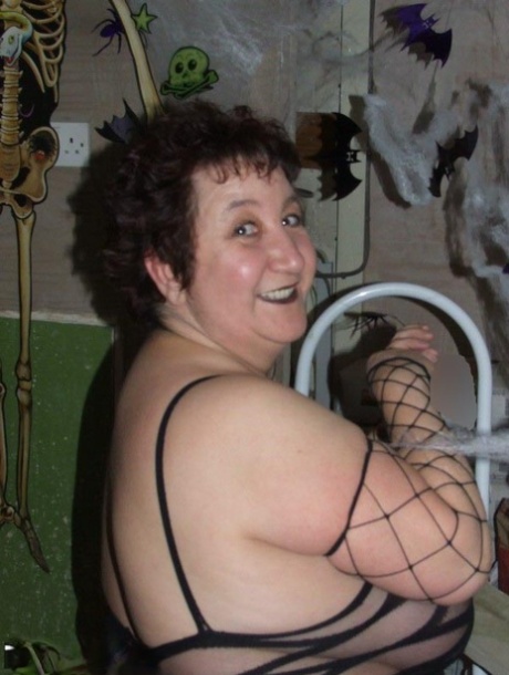 Chunky older woman Kinky Carol uncovers her big tits before masturbating 70535690