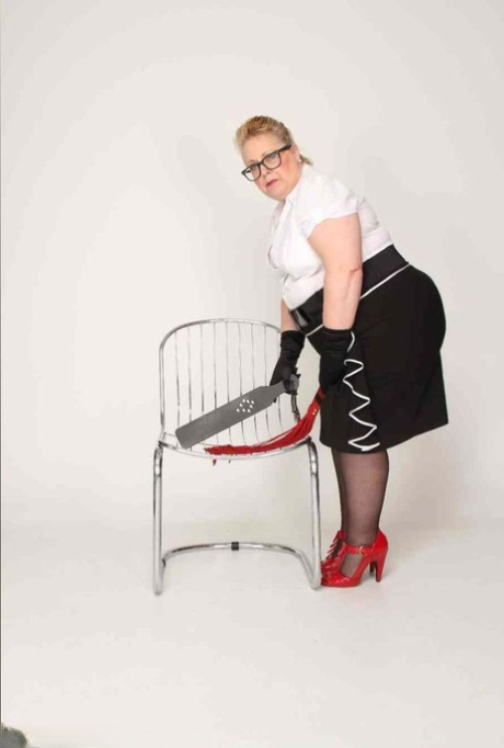Obese amateur LexieCummings flogs her own pussy in stockings and red heels