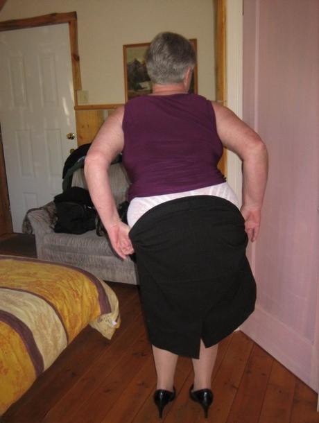 Fat granny Girdle Goddess exposes her pussy in crotchless panties and a girdle 11705008