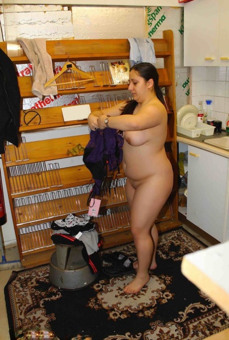 Fat amateur Kimberly Scott changes into lingerie inside a XXX store 33710147
