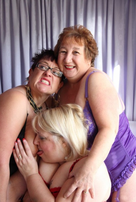 Mature BBW Kinky Carol has a lesbian threesome with a couple of girlfriends 77596624