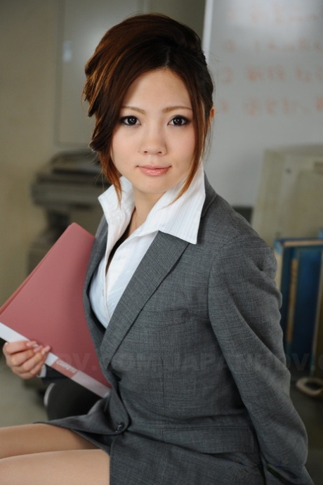 Beautiful Japanese businesswoman Iroha Kawashima exposes her brassiere at work 72082909
