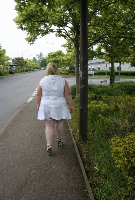 Fat blonde woman Lexie Cummings exposes herself in a public bus shelter 28639313