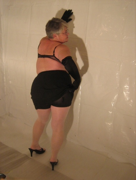 Silver haired granny Girdle Goddess puts on a strip show in long black gloves 56554516