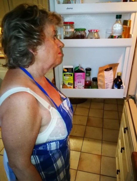 Old housewife Caro takes off her underwear in kitchen apron and stockings 71209965