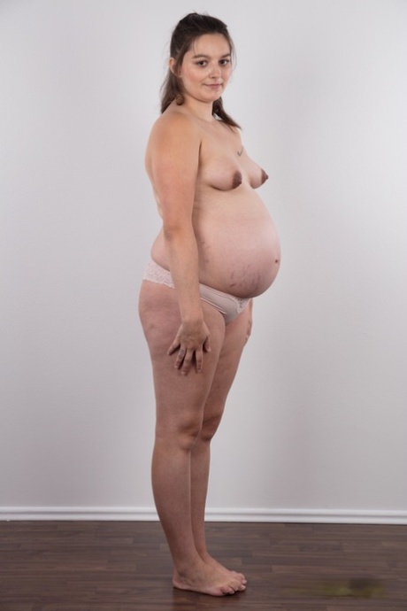 Solo girl Tereza makes her nude modelling debut while heavily pregnant 21035615