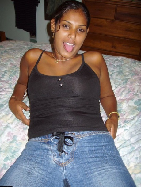 Indian solo girl pops out her big tits during a set of candid scenes from home 13834500