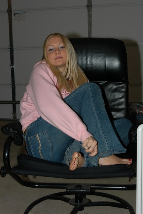 Natural blond Tiffany shows her painted toenails in a pink hoodie and jeans 38382859