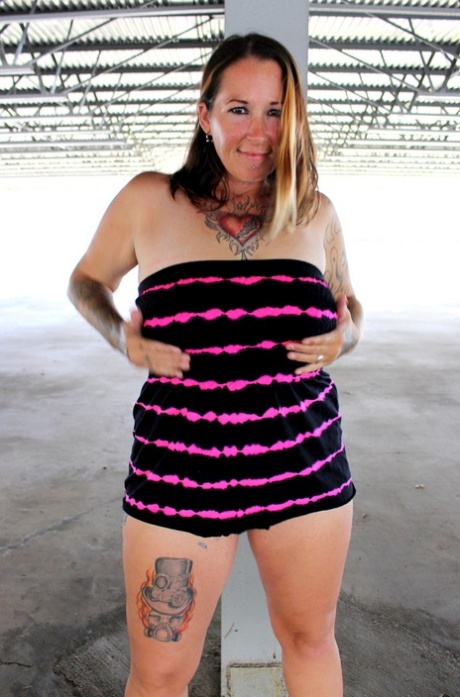 Khaleesi Kage flashes in a parking lot before sucking cocks via a gloryhole 33054677