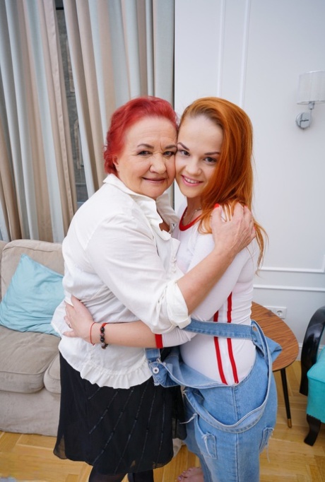 Old and young redheads grind their pussies together during lesbian sex 40933852
