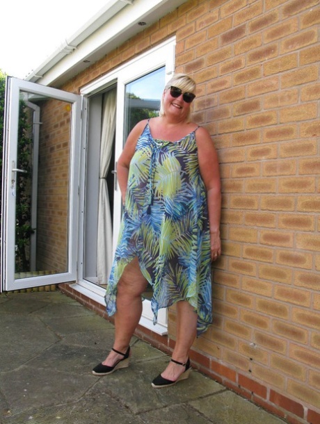 Fat mature woman Chrissy Uk sucks a dick after making her nude debut in a yard 84726947