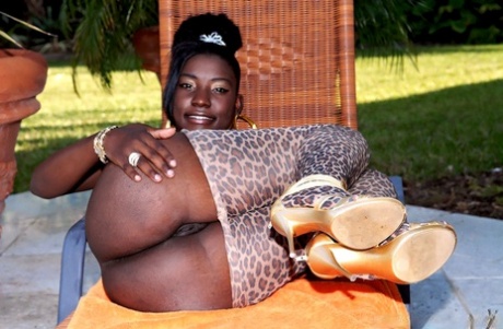 Black female seduces a white dude by twerking her big booty in his face 14409721