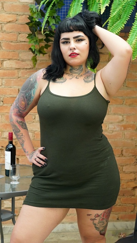 Inked chick Alana Kralissa shows her big butt before sex with a machine dildo 95974058