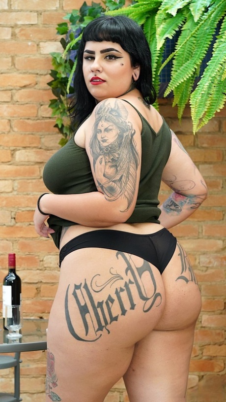 Inked chick Alana Kralissa shows her big butt before sex with a machine dildo 95974058
