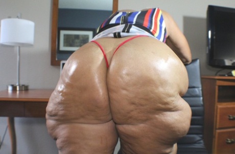 Blonde granny Amber Conners hikes her dress up to show her massive ass 62129253