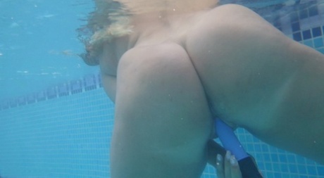 Blonde amateur Sweet Susi toys her vagina under the water in a swimming pool 17354731
