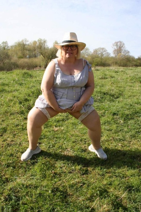 Obese UK blonde Lexie Cummings masturbates in a field while wearing hosiery 63237940