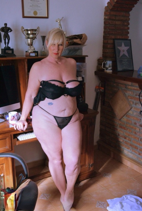 Overweight mature blonde Melody uncups her boobs before showing her huge ass 67024658