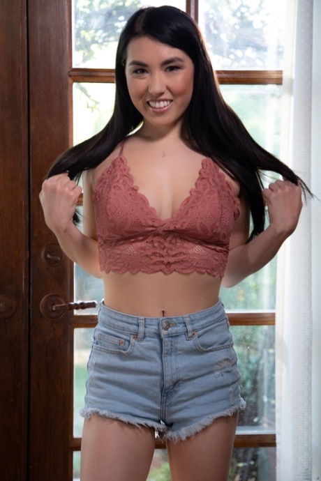 Dark-haired girls partake in a threesome on a leather sofa 91232504