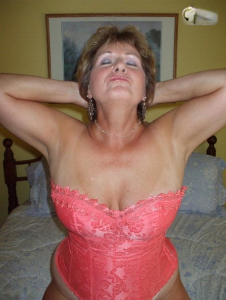 Older amateur Busty Bliss looses a boob from a laced corset over a beer 28555952