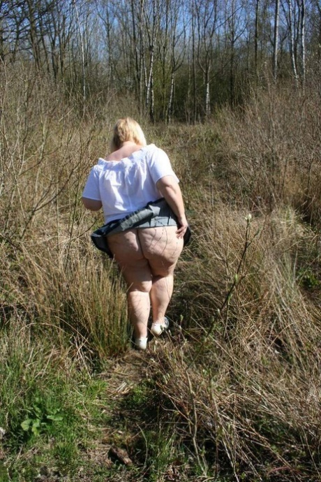 Fat UK amateur Lexie Cummings exposes her big ass and snatch in a field 41281439