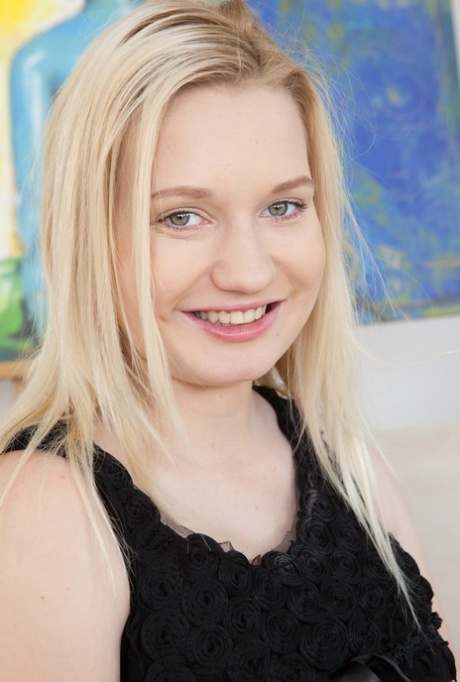 Pregnant blonde chick Jessica Hard finger spreads her pink beaver 97081078