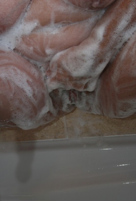 Mature plumper Kinky Carol shaves her legs and pussy while taking a bath 38385540