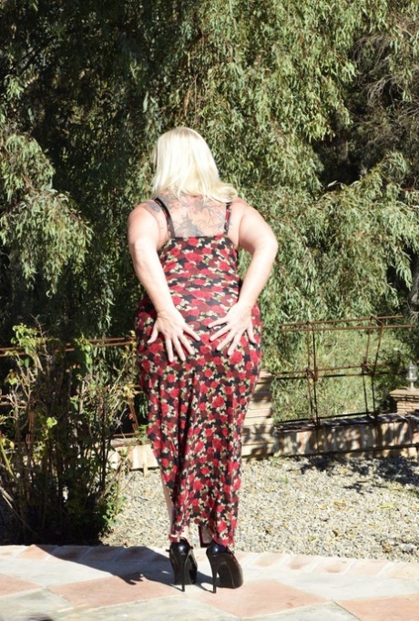 Fat blonde granny Melody looses her big butt from a long dress while outdoors 80559562