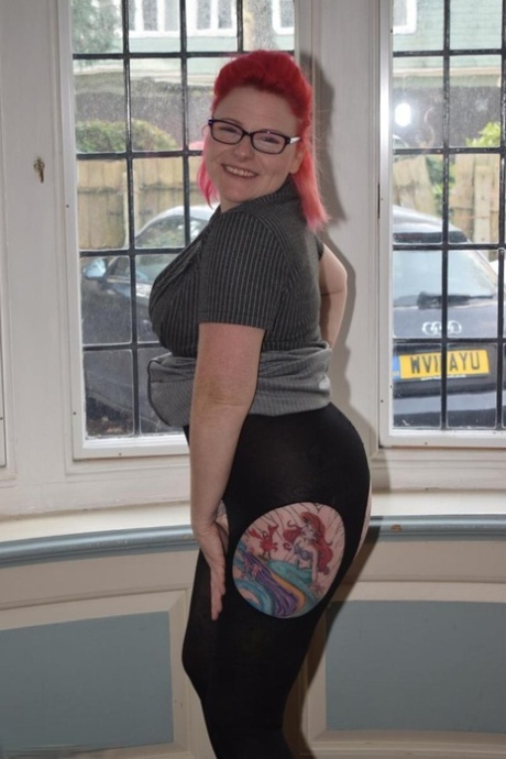 Thick amateur Mollie Foxxx gets the naked while wearing crotchless pantyhose 17047001