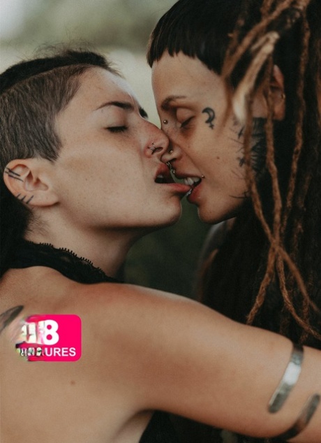 Body modifiers Em Valkyriz & Falloz move in close during lesbian play 20434819